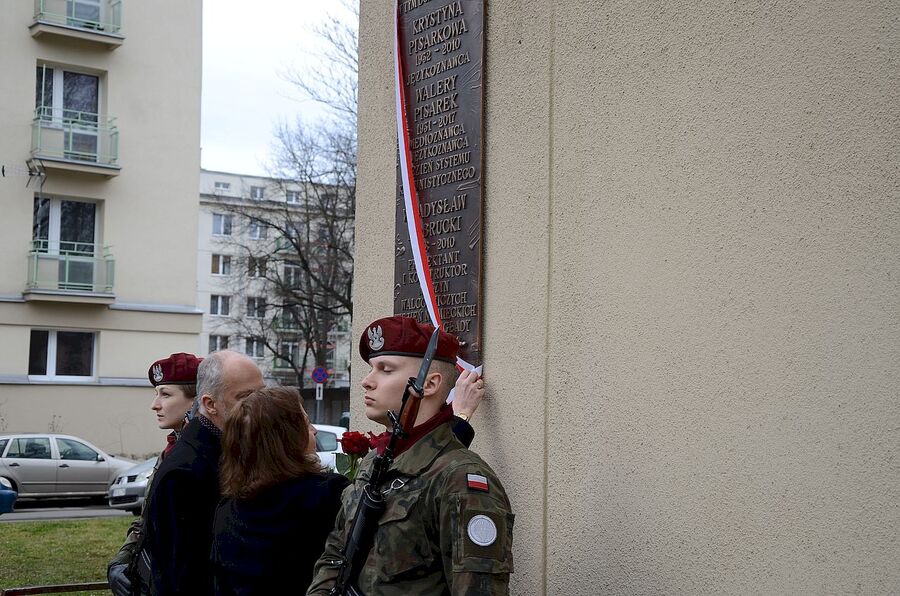 1.03.2020. W Krakowie odsłonięto tablicę pamięci Krystyny i Walerego Pisarków oraz Władysława Dobruckiego. Fot. Janusz Ślęzak (IPN)