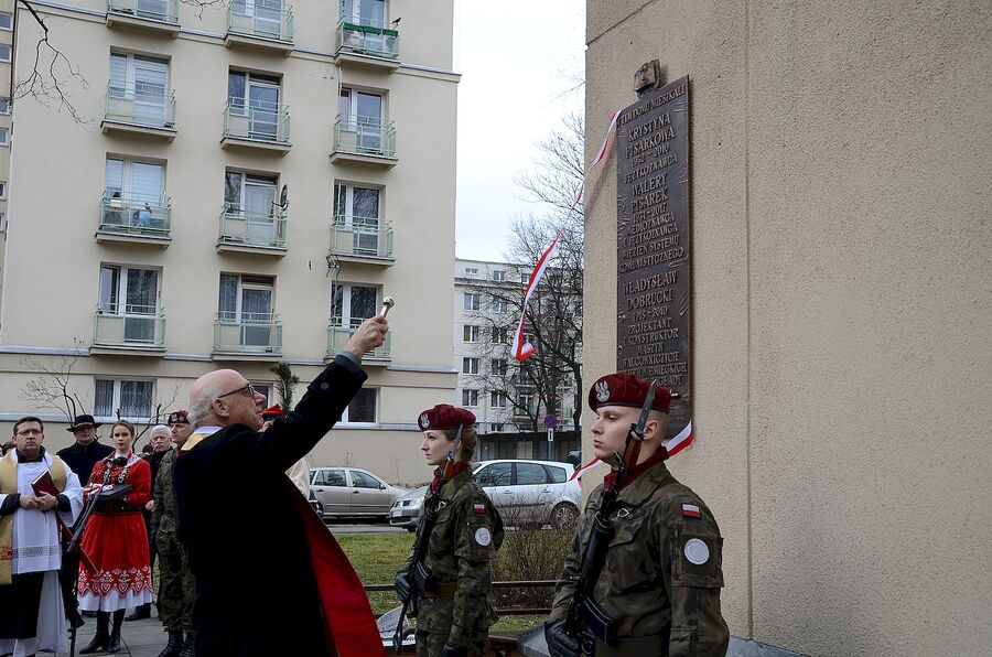 1.03.2020. W Krakowie odsłonięto tablicę pamięci Krystyny i Walerego Pisarków oraz Władysława Dobruckiego. Fot. Janusz Ślęzak (IPN)