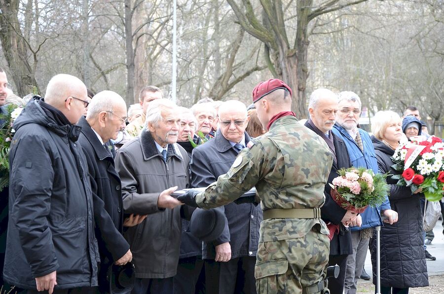 1.03.2020. W Krakowie odsłonięto tablicę pamięci Krystyny i Walerego Pisarków oraz Władysława Dobruckiego. Fot. Janusz Ślęzak (IPN)