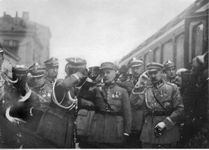 Powitanie w Warszawie w 1923 r. Obok marszałka Focha Józef Piłsudski, za nimi gen. Kazimierz Sosnkowski. Fot. NAC