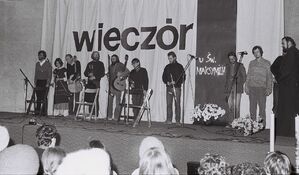 Dolny kościół św. Maksymiliana Marii Kolbego w Mistrzejowicach (ks. Jancarz pierwszy z prawej), 16 listopada 1985 r. Fot. Zbigniew Galicki