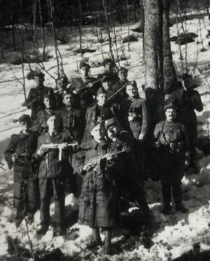 Oddział „Żandarmeria” PPAN w pobliżu ziemianki pod Halą Łabowską zimą 1948/1949 r. Na czapkach i furażerkach błyszczą się w słońcu metalowe orły. Fot. Tadeusz Ryba ze zbiorów IPN