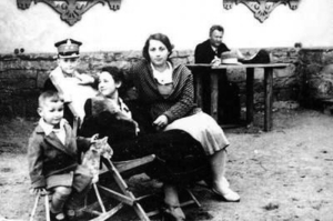 Michalina i Józef Serugowie wraz z synami Leszkiem i Janem oraz z Różą Tarnowską w Suchej Beskidzkiej