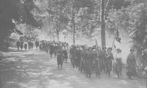Drużyny żeńskie podczas marszu, 1918. Fot. NAC