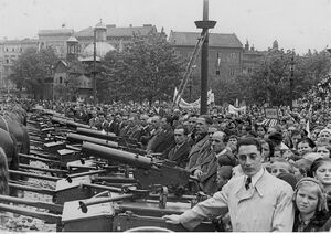 Rynek Główny, maj 1938. Uroczystość przekazania broni 20. Pułkowi Piechoty Ziemi Krakowskiej. Fot. NAC