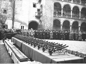 Wawel, listopad 1938. Przekazanie 20. Pułkowi Piechoty Ziemi Krakowskiej 40 granatników, ufundowanych przez Zjednoczone Fabryki Maszyn i Wagonów L. Zieleniewski i Fitzner-Gamper S.A. Fot. NAC