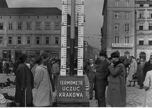 Termometrem uczuć Krakowa, na którym zaznaczono ilość wpłat na Pożyczkę Obrony Przeciwlotniczej. Fot. NAC