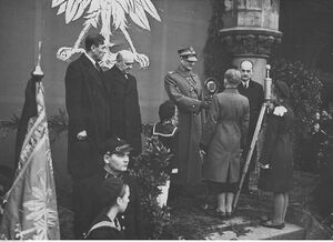 Młodzież wręcza pieniądze na FON gen. Aleksandrowi Narbutowi-Łuczyńskiemu. Rynek Główny w Krakowie, 12 maja 1939. Fot. NAC