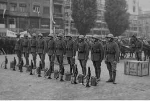 Przekazanie wojsku granatników, ckm-ów i masek przeciwgazowych, ufundowanych przez poznańskich kolejarzy. Fot. NAC