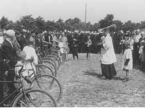 Poświęcenie rowerów dla wojska, ufundowanych przez robotników fabryki M. Ciurzyńskiego w Poraju koło Częstochowy. Fot. NAC