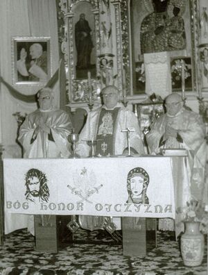 Uroczystości kombatanckie w Kosowie, 26 października 1986 r. Fot. ze zbiorów Archiwum Diecezjalnego w Kielcach
