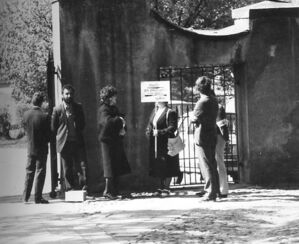 Zbiórka pieniędzy na rzecz strajkujących robotników i ich rodzin przed kościołem św. Wojciecha w Kielcach, 8 maja 1988 r. Fot. ze zbiorów Archiwum Diecezjalnego w Kielcach