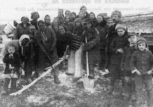 Tak według sowieckiej propagandy wyglądali Polacy deportowani do Kazachstanu. Fot. ze zbiorów Komisji Historycznej Związku Sybiraków Oddział w Krakowie