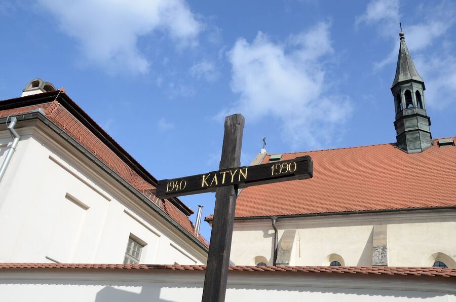 Krzyż Katyński w Krakowie, 10 kwietnia 2020. Fot. Janusz Ślęzak (IPN)