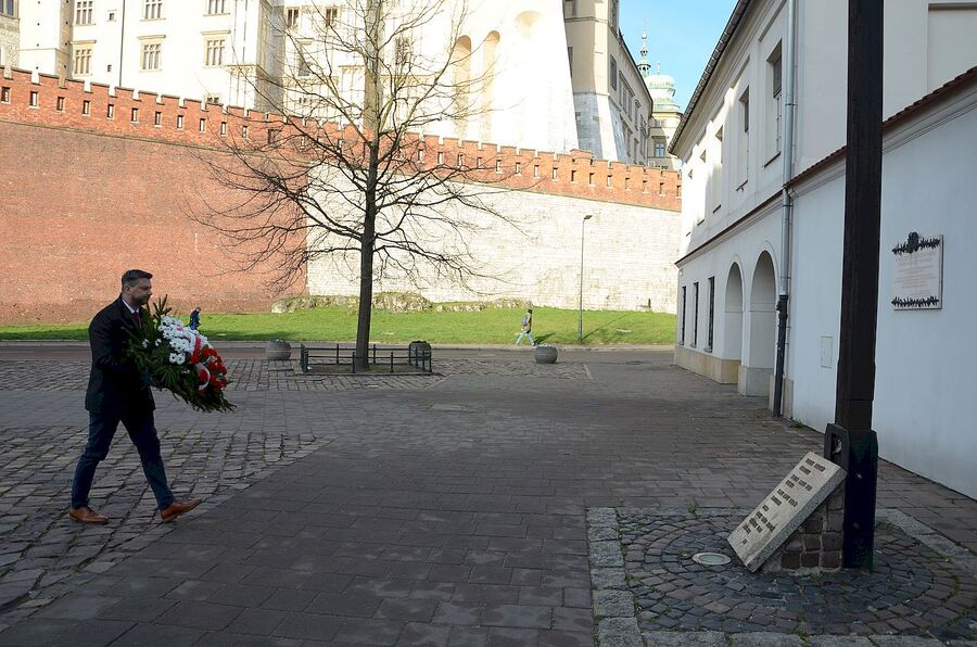 Krzyż Katyński w Krakowie, 10 kwietnia 2020. Fot. Janusz Ślęzak (IPN)