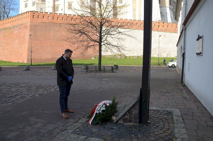 Krzyż Katyński w Krakowie, 10 kwietnia 2020. Fot. Janusz Ślęzak (IPN)