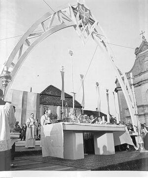 14 kwietnia 1966, Gniezno. Msza święta przy Ołtarzu Tysiąclecia. Fot. NAC