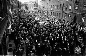 16 kwietnia 1966, Poznań. Wśród tłumu samochód-kaplica z kopią obrazu Matki Boskiej Częstochowskiej