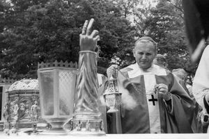 8 maja 1966, Kraków. Metropolita krakowski abp Karol Wojtyła przy ołtarzu z relikwiami