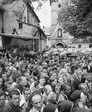 24 lipca 1966, Nowy Sącz. Na dziedzińcu klasztoru klarysek. Fot. NAC