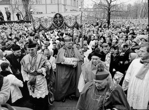 20 września 1966, Białystok. Prymas Stefan Wyszyński przed katedrą Wniebowzięcia Najświętszej Marii Panny