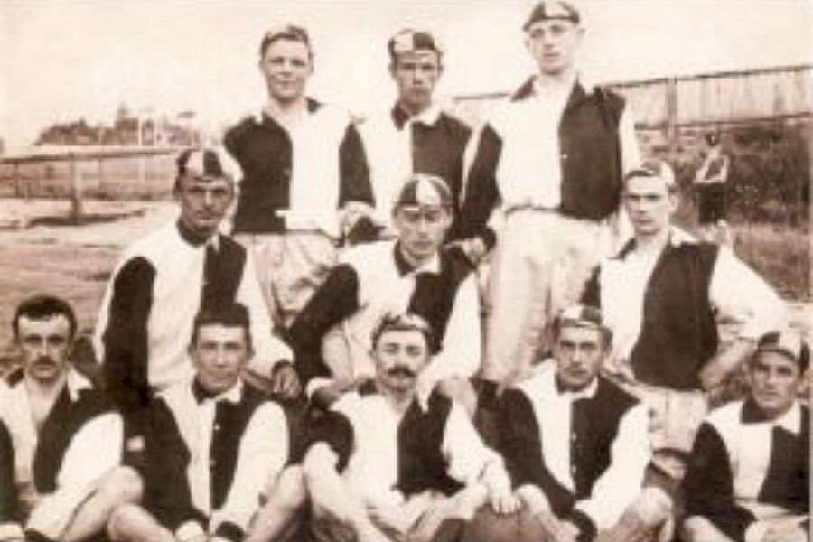 Pogoń Lwów do 1909 r. grała w biało-czerwonych strojach. Potem używane były w meczach wyjazdowych