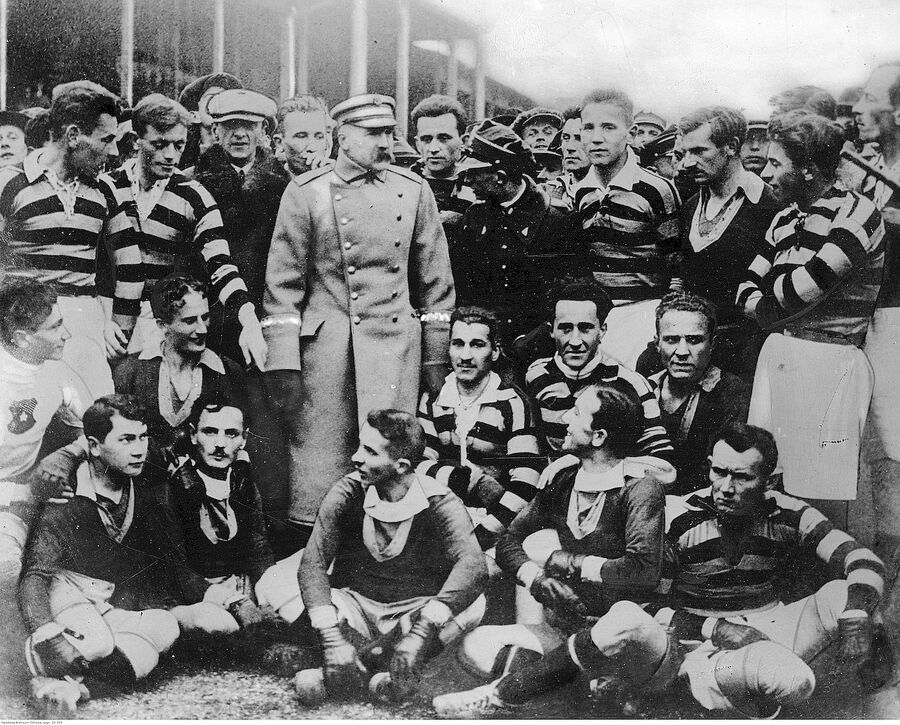 Józef Piłsudski z zawodnikami Pogoni Lwów i Wisły Kraków na stadionie Wisły, 1924