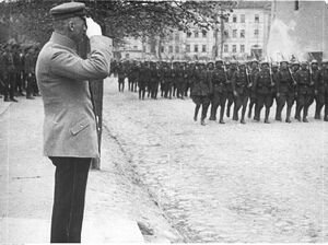 Józef Piłsudski przyjmuje defiladę na placu Katedralnym w Wilnie, 18 kwietnia 1922 r. Fot. NAC