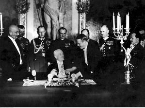 Prezydent Ignacy Mościcki podpisuje nową konstytucję, 23 kwietnia 1935 r. Fot. NAC
