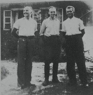 Jan Redzej, Witold Pilecki i Edward Ciesielski. Uciekinierzy z KL Auschwitz przed domem Serafińskich w Nowym Wiśniczu, lato 1943 r.