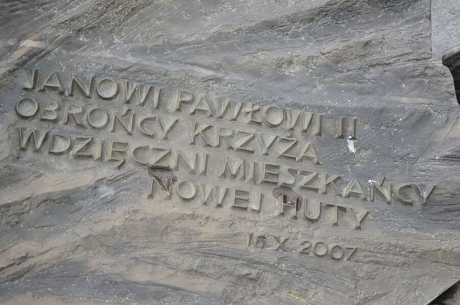 Prezes IPN dr Jarosław Szarek złożył kwiaty pod pomnikiem Krzyża Nowohuckiego. Fot. Janusz Ślęzak (IPN)