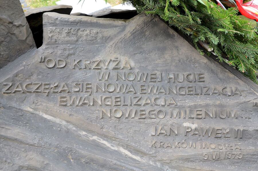 Prezes IPN dr Jarosław Szarek złożył kwiaty pod pomnikiem Krzyża Nowohuckiego. Fot. Janusz Ślęzak (IPN)