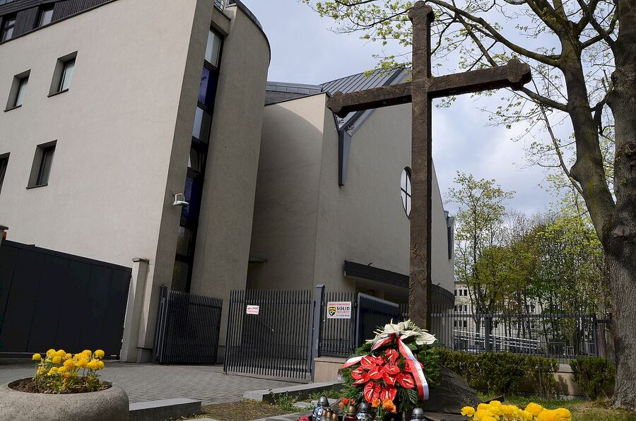 Prezes IPN dr Jarosław Szarek złożył kwiaty pod pomnikiem Krzyża Nowohuckiego. Fot. Janusz Ślęzak (IPN)