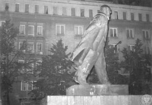 Lenin ze śladami „wyrazów wdzięczności” od mieszkańców Nowej Huty i Krakowa. Fot. Archiwum IPN