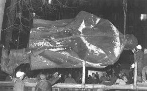 Demontaż pomnika Lenina w Nowej Hucie, 10 grudnia 1989 r. Fot. Józef Fularz