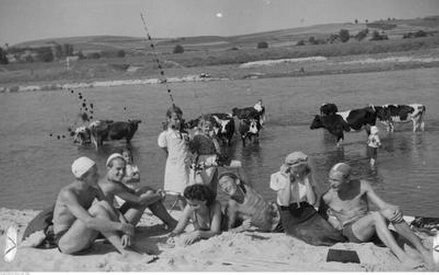 Krakowianie nad Wisłą. Fot. NAC