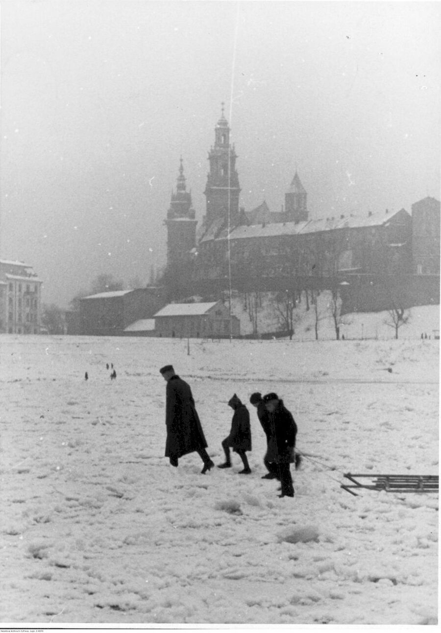 Krakowianie nad Wisłą. Fot. NAC