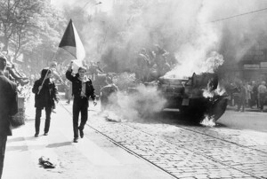 Płonący sowiecki czołg w Pradze, 1968 r.