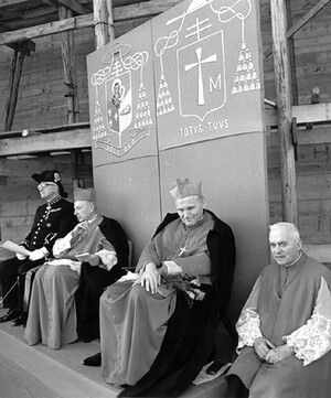Bp Karol Wojtyła na budowie Arki Pana z kard. Agostino Casarolim, 24 lutego 1967