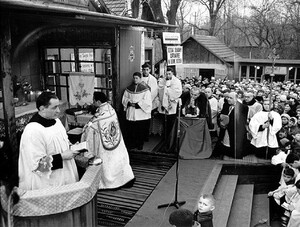 Bp Karol Wojtyła w czasie mszy w tymczasowej kaplicy, 1967