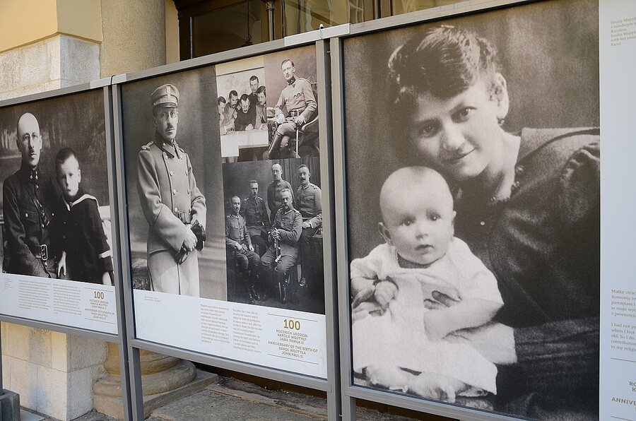 Wystawa na dziedzińcu pałacu biskupów krakowskich. Fot. Janusz Ślęzak (IPN)