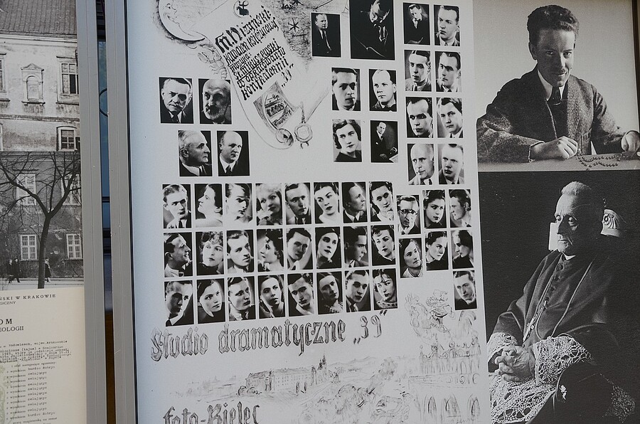 Wystawa na dziedzińcu pałacu biskupów krakowskich. Fot. Janusz Ślęzak (IPN)