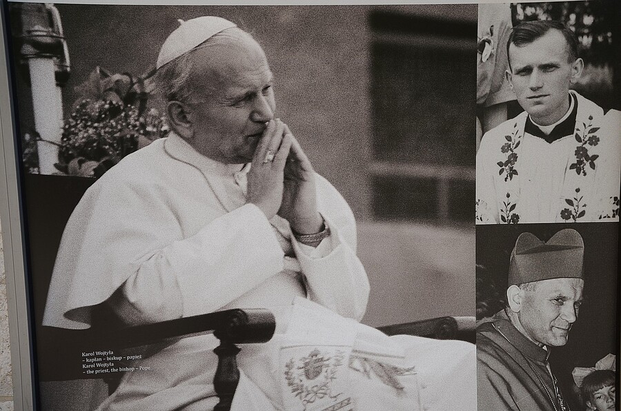 Wystawa na dziedzińcu pałacu biskupów krakowskich. Fot. Janusz Ślęzak (IPN)