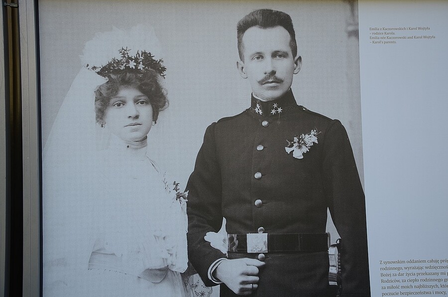 Wystawa na dziedzińcu pałacu biskupów krakowskich. Fot. Janusz Ślęzak (IPN)