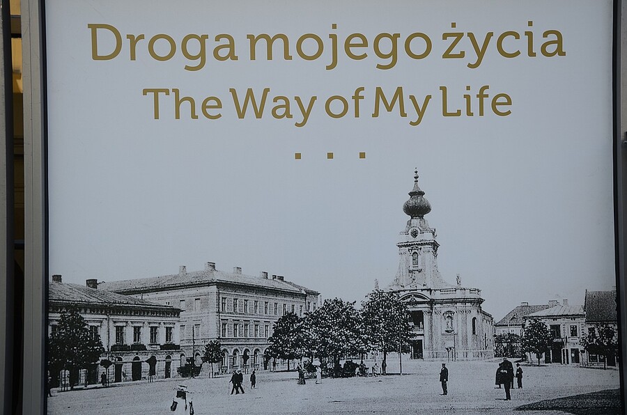 Wystawa na dziedzińcu pałacu biskupów krakowskich. Fot. Janusz Ślęzak (IPN)