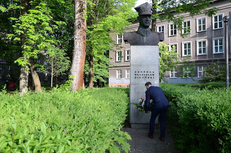 Popiersie gen. Sikorskiego w Nowej Hucie. Fot. Janusz Ślęzak (IPN)