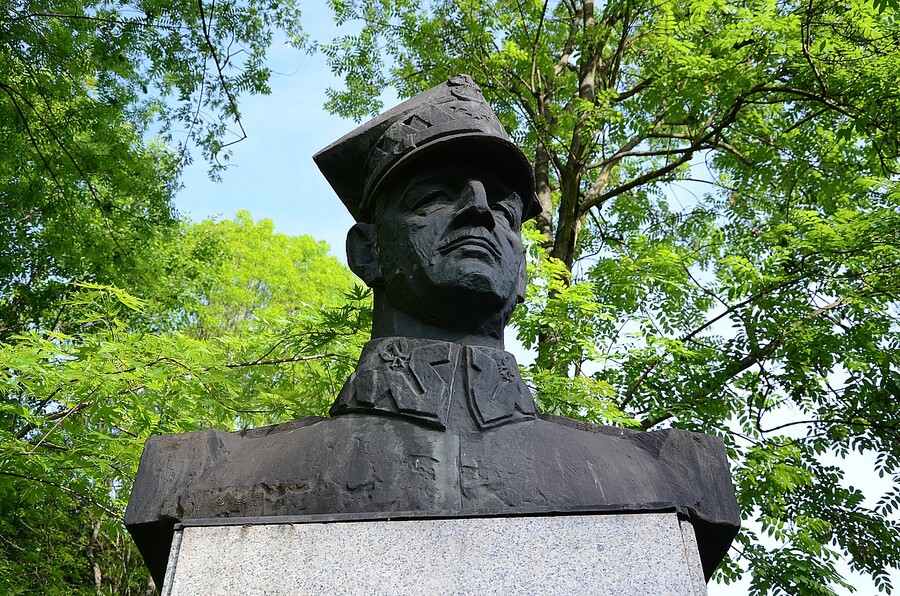 Popiersie gen. Sikorskiego w Nowej Hucie. Fot. Janusz Ślęzak (IPN)