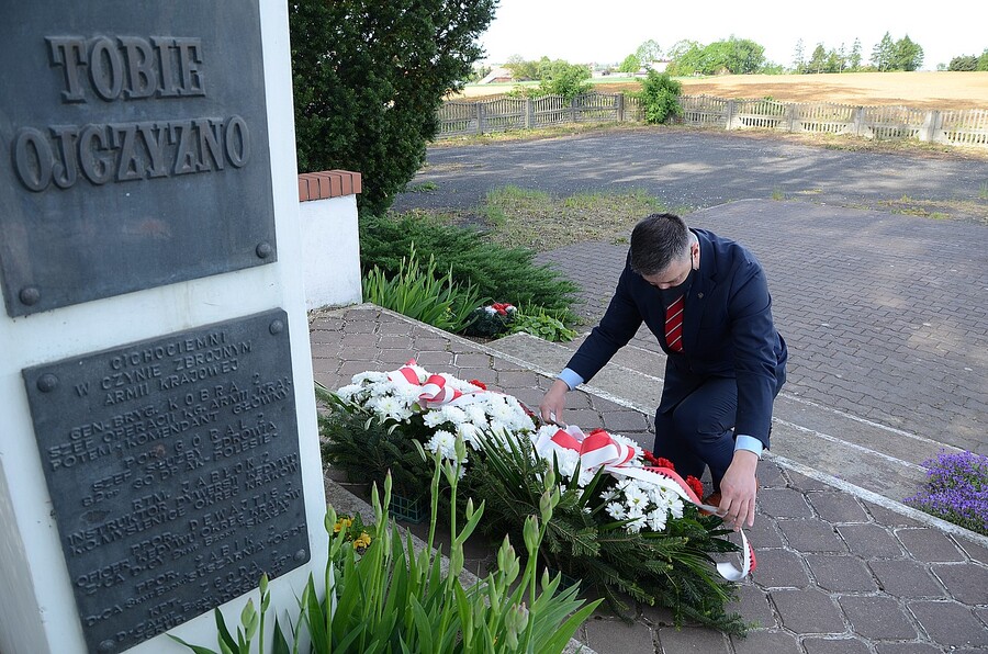 22 maja 2020. Złożenie kwiatów pod pomnikiem w Wierzbnie. Fot. Janusz Ślęzak (IPN)