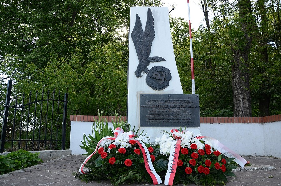 22 maja 2020. Złożenie kwiatów pod pomnikiem w Wierzbnie. Fot. Janusz Ślęzak (IPN)