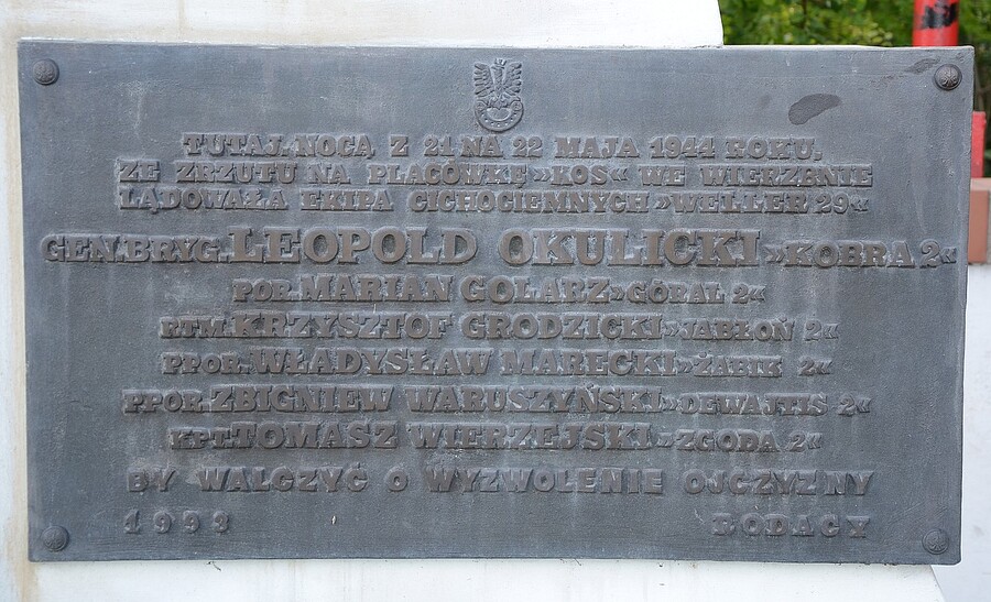 22 maja 2020. Złożenie kwiatów pod pomnikiem w Wierzbnie. Fot. Janusz Ślęzak (IPN)